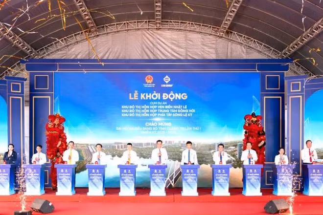 Các đại biểu thực hiện nghi thức khởi động các dự án tại tỉnh Quảng Trị.