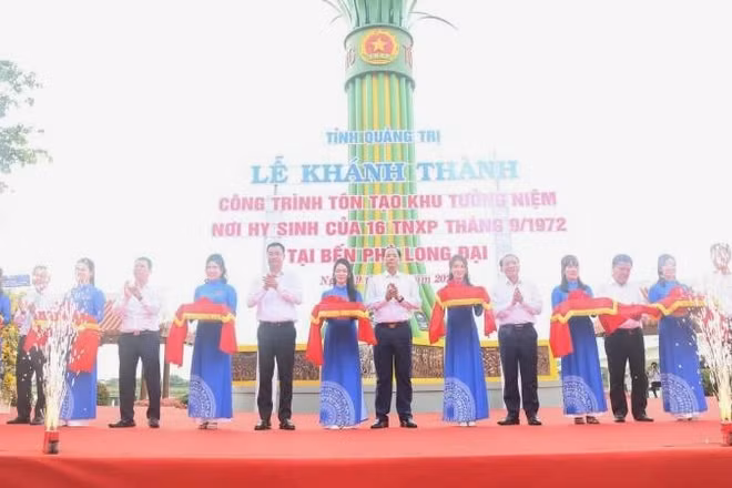 Các đồng chí lãnh đạo Đảng, Nhà nước và các địa phương cắt băng khánh thành công trình tôn tạo Khu tưởng niệm nơi hy sinh của 16 thanh niên xung phong (tháng 9/1972) tại bến phà Long Đại.