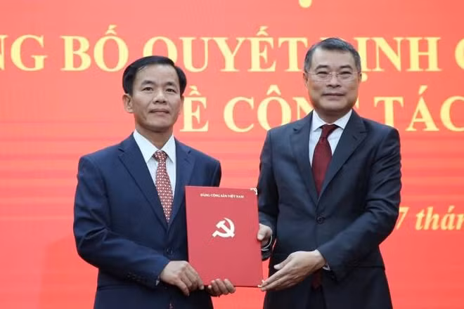 Đồng chí Lê Minh Hưng, Ủy viên Bộ Chính trị, Bí thư Trung ương Đảng, Trưởng Ban Tổ chức Trung ương trao quyết định cho tân Bí thư Tỉnh ủy Quảng Trị Nguyễn Văn Phương.