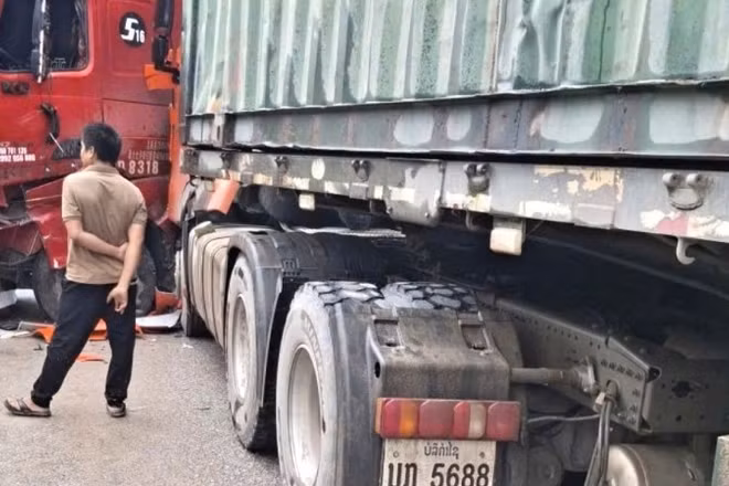 Vụ tai nạn không gây nhiều hậu quả nhưng làm tắc Quốc lộ 12A nhiều giờ đồng hồ. (Ảnh: DH)