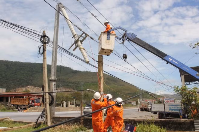 Tập trung khôi phục lưới điện cho xã Phú Trạch và Khu kinh tế Hòn La.