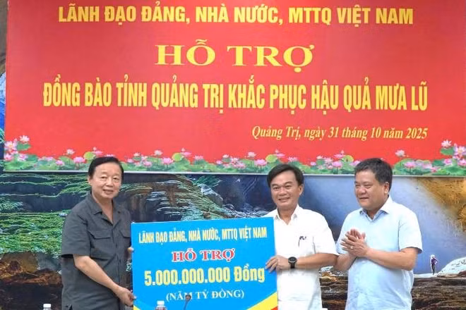 Phó Thủ tướng Trần Hồng Hà trao quà của lãnh đạo Đảng, Nhà nước và Mặt trận Tổ quốc hỗ trợ tỉnh Quảng Trị khắc phục hậu quả mưa lũ.