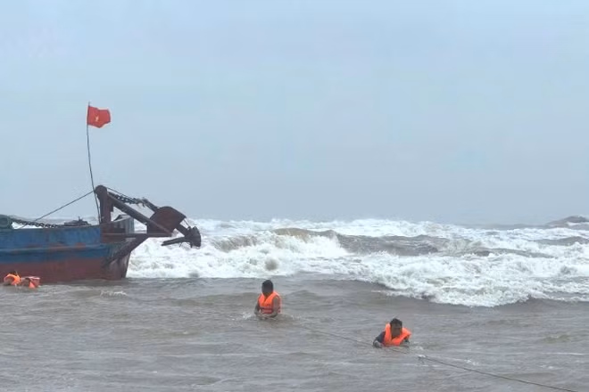 Lực lượng chức năng của xã Ninh Châu, tỉnh Quảng Trị cứu hộ các thuyền viên trên tàu bị sự cố hỏng máy.