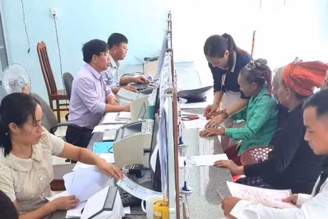 Cán bộ xã Kim Ngân, tỉnh Quảng Trị hướng dẫn, hỗ trợ người dân là đồng bào dân tộc Bru-Vân Kiều làm giấy tờ, hồ sơ hành chính.