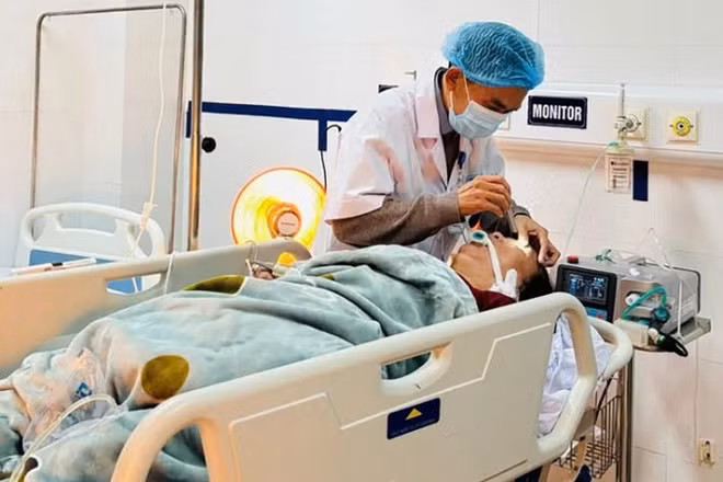 Bác sĩ cấp cứu cho bệnh nhân bị ngộ độc khí CO. (Ảnh: HL)