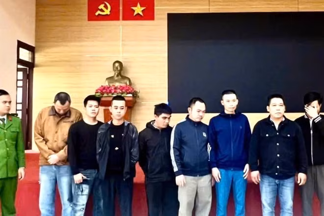 Các đối tượng đánh bạc bằng cách cá độ bóng đá trên không gian mạng bị Công an tỉnh Quảng Trị tạm giữ hình sự.