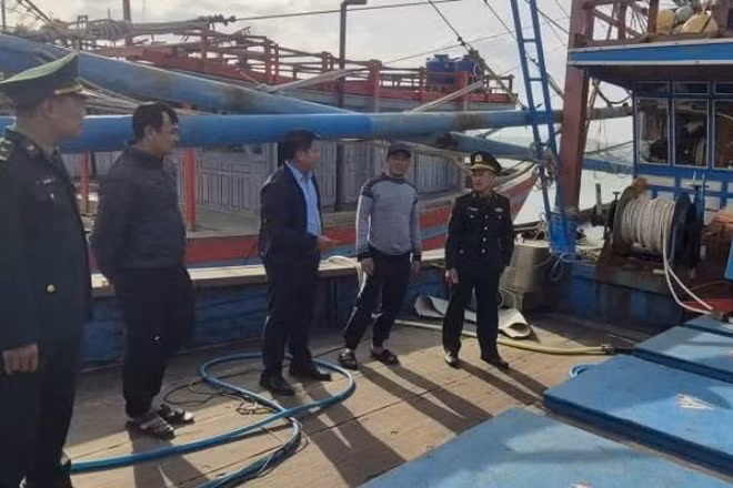 Cán bộ, chiến sĩ của Đồn Biên phòng Lý Hòa kiểm tra tàu cá vi phạm quy định khi đánh bắt trên biển.