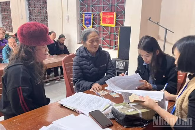 Xã Tuyên Sơn, tỉnh Quảng Trị phấn đấu đến 16 giờ chiều nay hoàn thành việc chi trả tiền quà Tết cho người dân 