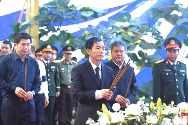 Bí thư Tỉnh ủy Quảng Trị Nguyễn Văn Phương và các đồng chí lãnh đạo tỉnh dâng hương viếng hài cốt các liệt sĩ.