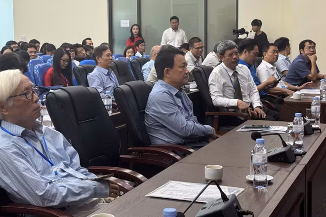 Các đại biểu dự hội nghị lắng nghe các báo cáo viên trình bày các nghiên cứu. (Ảnh: Hà Linh)