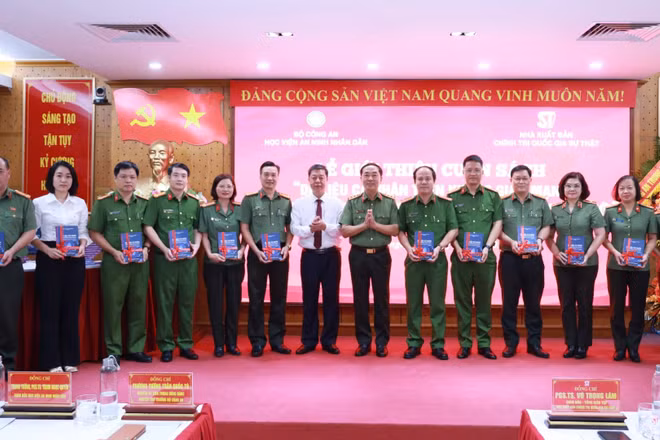 Phó Giáo sư, Tiến sĩ Vũ Trọng Lâm và Phó Giáo sư, Tiến sĩ Trần Quốc Tỏ trao sách tặng các đại biểu. (Ảnh: NXB)