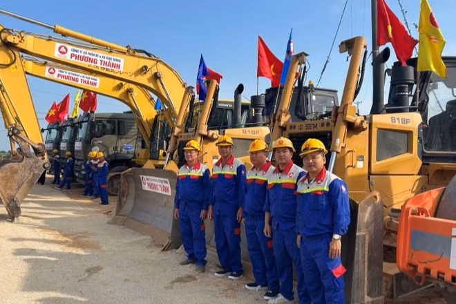 Khởi công dự án xây dựng đường bên và các cầu vượt trên tuyến đường kết nối di sản văn hóa du lịch và phát triển kinh tế dọc sông Hồng trên địa bàn tỉnh Hưng Yên. (Ảnh: PHẠM HÀ)