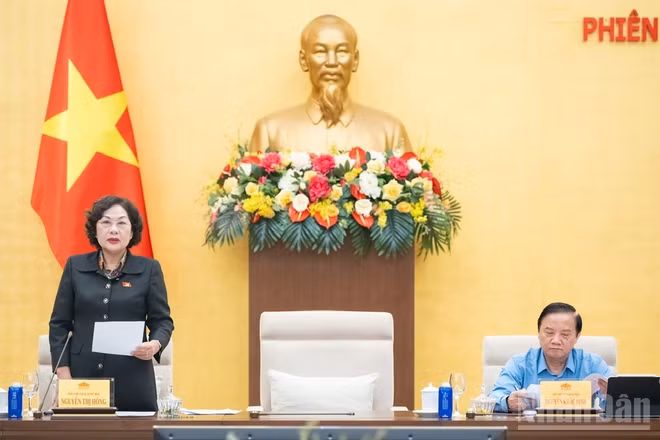 Phó Chủ tịch Quốc hội Nguyễn Thị Hồng điều hành phiên họp sáng 12/10. (Ảnh: DUY LINH)