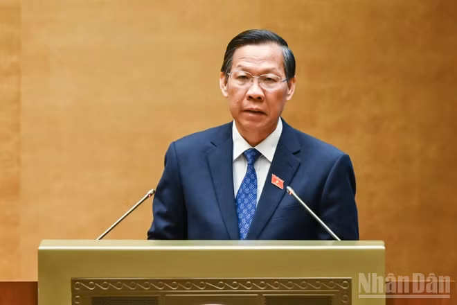 Chủ nhiệm Ủy ban Kinh tế và Tài chính Phan Văn Mãi trình bày Báo cáo thẩm tra về tình hình thực hiện Kế hoạch phát triển kinh tế-xã hội năm 2026 và dự kiến kế hoạch phát triển kinh tế-xã hội năm 2027. (Ảnh: DUY LINH)