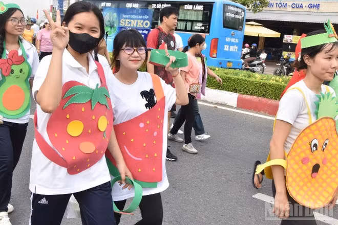 Thanh niên mang trang phục các loại trái cây chạy bộ đồng hành cùng lễ hội.