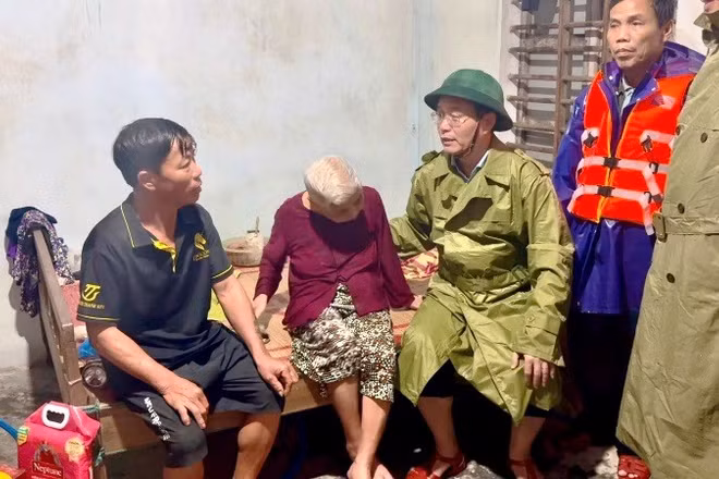 Ủy viên Trung ương Đảng, Bí thư Thành ủy Nguyễn Đình Trung thăm hỏi, động viên người già bị ảnh hưởng do lũ lụt.