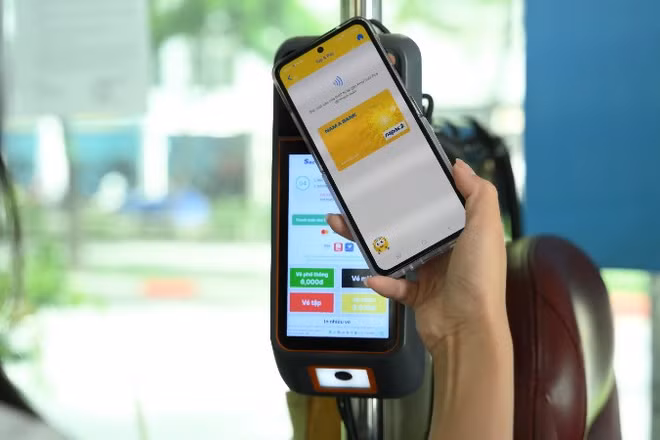 Thanh toán không tiếp xúc bằng thẻ ATM nội địa tại xe buýt Thành phố Hồ CHí Minh.