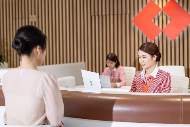 Giao dịch khách hàng tại chi nhánh ngân hàng Techcombank.