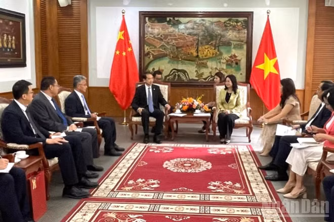 Quang cảnh buổi làm việc. 