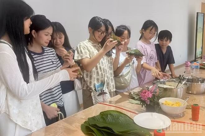 Hoạt động trải nghiệm làm bánh ú thu hút các bạn trẻ tham gia. 