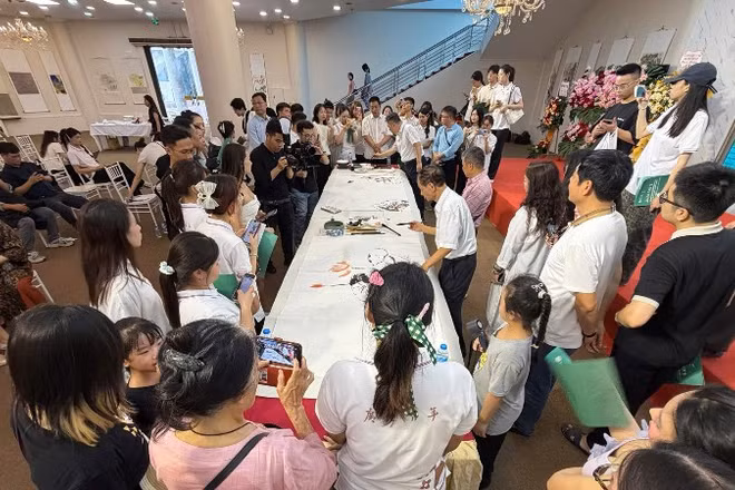Triển lãm thu hút đông đảo công chúng thưởng lãm các tác phẩm hội họa. (Ảnh: Ban tổ chức)