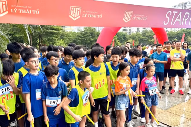 Phụ huynh và học sinh hào hứng tham gia giải chạy “Ngày hội gia đình học sinh Lý Thái Tổ”. 