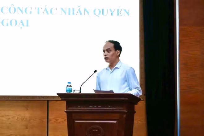 Phó Cục trưởng Cục Bản quyền tác giả (Bộ Văn hóa, Thể thao và Du lịch) Lê Minh Tuấn trao đổi thông tin. 