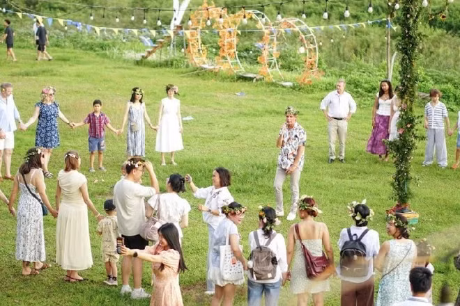Tái hiện lễ hội mùa hè-Midsummer tại Hà Nội. (Ảnh: Đại sứ quán Thụy Điển)