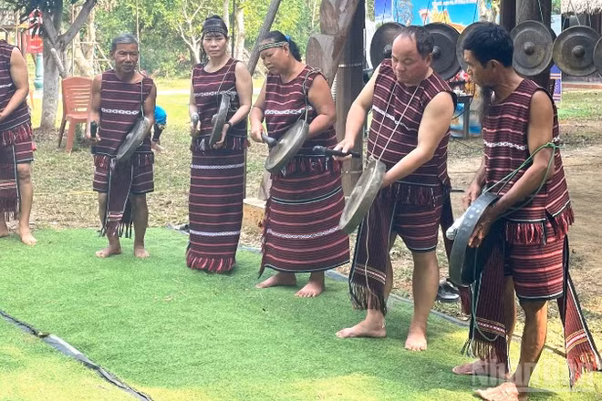 Biểu diễn nhạc cụ truyền thống tại Làng Văn hóa-Du lịch các dân tộc Việt Nam. 