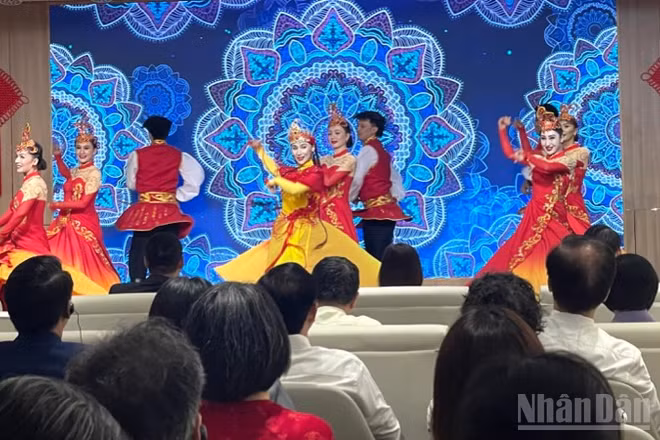 Tiết mục múa khai mạc chương trình. 