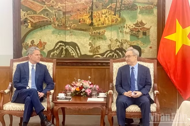 Thứ trưởng Văn hóa, Thể thao và Du lịch Phan Tâm tiếp ông Phil Nelson, Phó Chủ tịch điều hành, CNN International. 