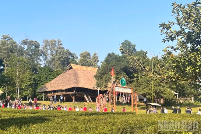 Làng Văn hóa-Du lịch các dân tộc Việt Nam là thiết chế quan trọng trong mạng lưới cơ sở văn hóa quốc gia. 