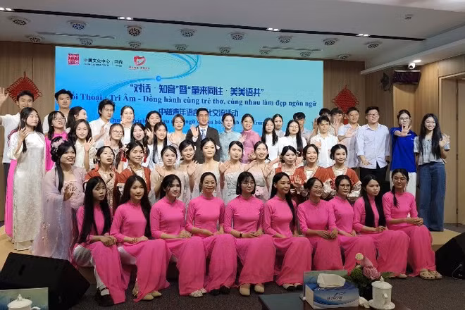 Thanh niên Việt Nam-Trung Quốc tham gia chương trình giao lưu văn hóa và ngôn ngữ. 