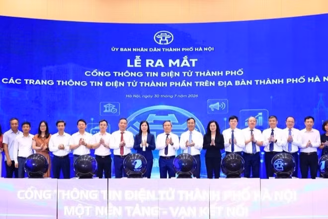Các đại biểu dự lễ ra mắt Cổng thông tin điện tử thành phố và các trang thông tin thành phần. 