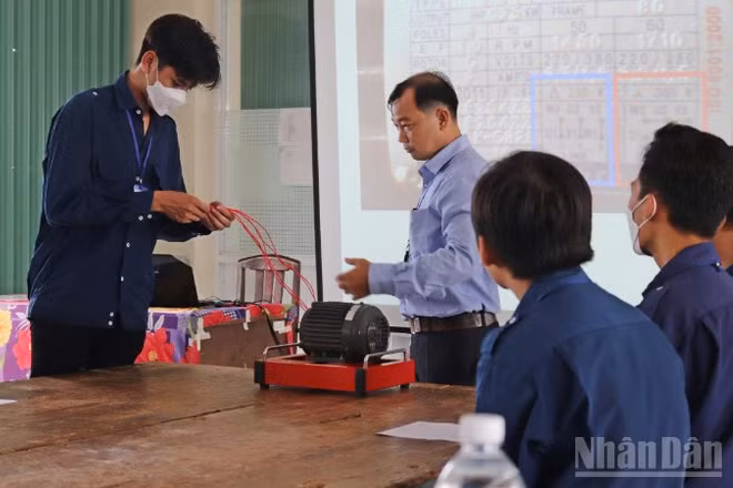 Giáo viên Trường cao đẳng Tiền Giang cho sinh viên ngành điện thực tập.