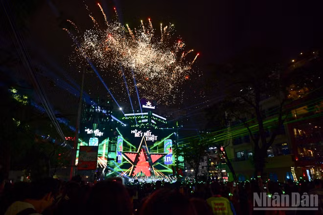 Chương trình Countdown thường niên chào đón năm mới 2026 tại không gian phố đi bộ Hồ Hoàn Kiếm (Hà Nội).