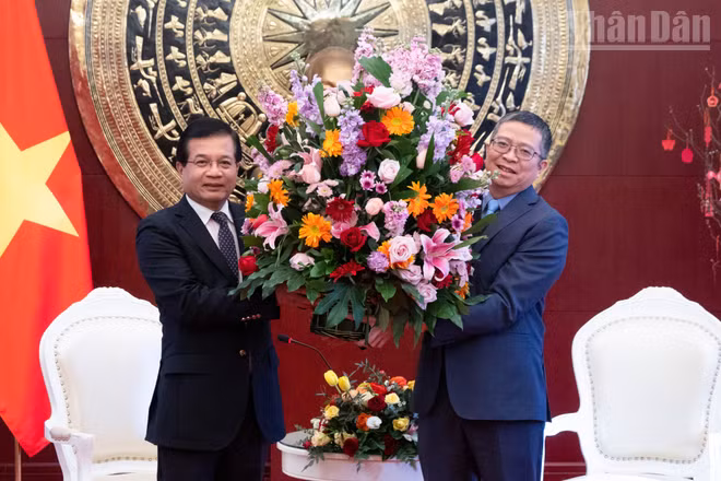Đại sứ Lào Somphone Sichaleune tặng lẵng hoa chúc Tết Đại sứ Phạm Thanh Bình.
