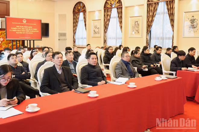 Bí thư Đảng ủy, Đại sứ Việt Nam tại Trung Quốc Phạm Thanh Bình cùng cán bộ, đảng viên tham dự điểm cầu trực tuyến Hội nghị.