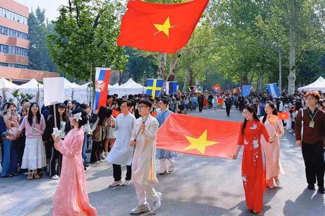 Lưu học sinh Việt Nam rước quốc kỳ tại lễ hội văn hóa.