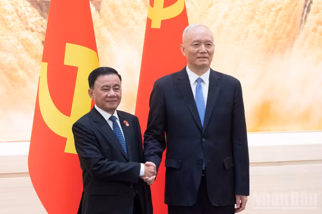 Thường trực Ban Bí thư Trần Cẩm Tú với Ủy viên Thường vụ Bộ Chính trị, Bí thư Ban Bí thư, Chánh Văn phòng Trung ương Đảng Cộng sản Trung Quốc Thái Kỳ.