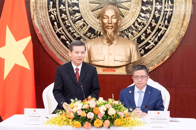 Đồng chí Lê Minh Trí thăm và làm việc với Đại sứ quán Việt Nam tại Trung Quốc.