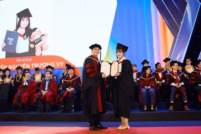 Tiến sĩ Ngô Minh Đức, Hiệu trưởng Trường đại học Quốc tế Miền Đông trao bằng tốt nghiệp cho các tân cử nhân, tân kỹ sư. (Ảnh: EIU cung cấp).