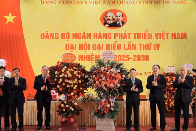 Phó Thủ tướng Chính phủ Hồ Đức Phớc chúc mừng Đại hội Đảng bộ Ngân hàng Phát triển Việt Nam.
