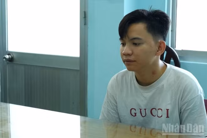 Bị can Nguyễn Tấn Phát bị khởi tố về hành vi tàng trữ trái phép vũ khí quân dụng. 