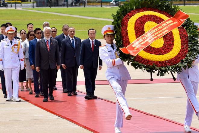 Thủ tướng Timor-Leste Kay Rala Xanana Gusmao đến đặt vòng hoa và vào Lăng viếng Chủ tịch Hồ Chí Minh.