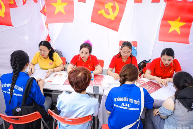 Chương trình là dịp để tất cả sinh viên tìm hiểu thông tin tuyển dụng, gặp gỡ và giao lưu với chuyên gia, cựu sinh viên và đại diện đơn vị tuyển dụng, qua đó định hướng con đường phù hợp với mình trong bối cảnh thị trường lao động đang chuyển đổi mạnh mẽ dưới tác động của trí tuệ nhân tạo.