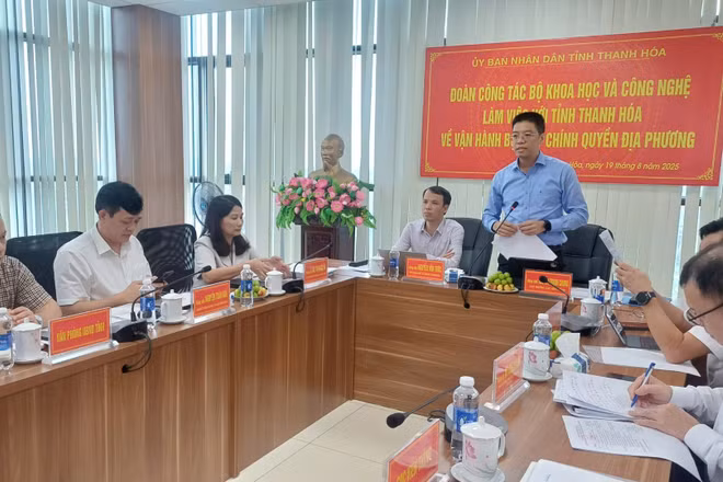 Cục trưởng Cục Viễn thông Nguyễn Thành Chung, trưởng đoàn công tác Bộ Khoa học và Công nghệ tại buổi làm việc với Sở Khoa học và Công nghệ tỉnh Thanh Hóa.
