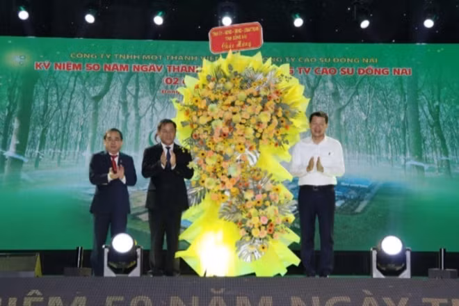 Đồng chí Vũ Hồng Văn, Bí thư Tỉnh ủy Đồng Nai tặng lẵng hoa chúc mừng Tổng Công ty Cao-su Đồng Nai nhân kỷ niệm 50 năm Ngày thành lập.