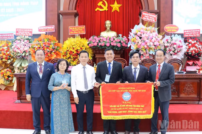 Liên hiệp các tổ chức hữu nghị Việt Nam tặng cờ tại Đại hội. (Ảnh: NGUYỄN SỰ)
