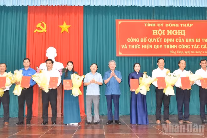 Tỉnh ủy Đồng Tháp trao quyết định của Ban Bí thư chỉ định tham gia Ban Chấp hành Đảng bộ tỉnh Đồng Tháp nhiệm kỳ 2025-2030 đối với 8 đồng chí.